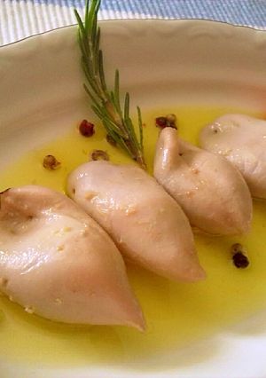 Una foto de Chipirones en su aceite