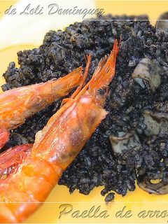 Una foto de Paella de arroz negro