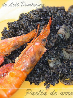 Una foto de Paella de arroz negro