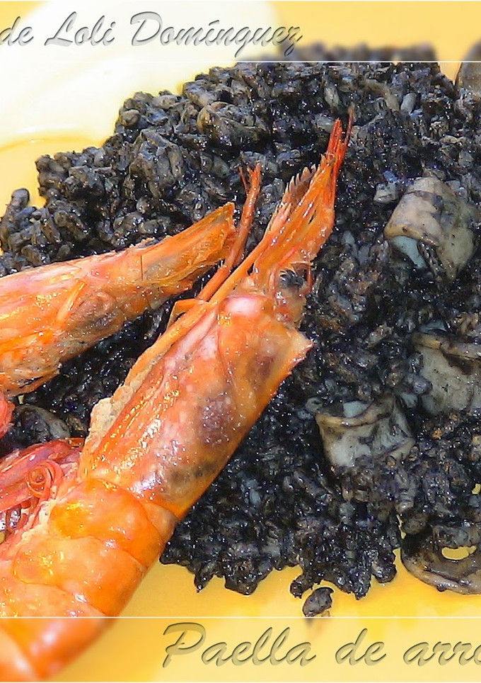 Una foto de Paella de arroz negro