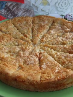 Una foto de Pastel uruguayo de queso y jamón con merengue