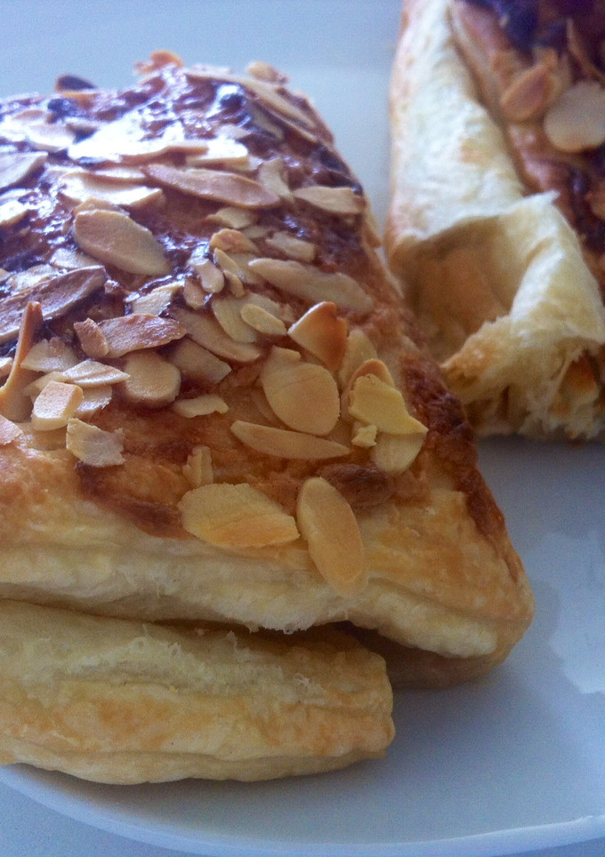 Una foto de Hojaldre de Nocilla y almendras