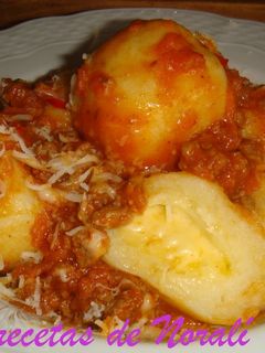 Una foto de Ñoquis de papa rellenos de mozzarella