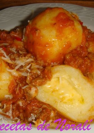 Una foto de Ñoquis de papa rellenos de mozzarella
