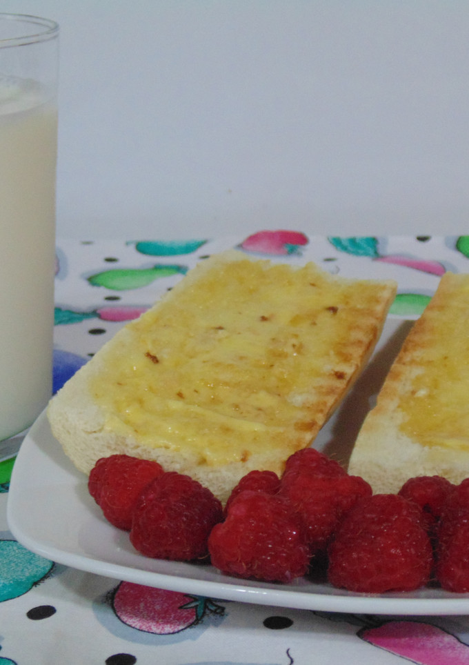 Una foto de Desayuno completo con tostadas con miel