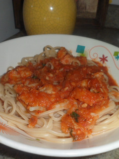 Una foto de Salsa de langostinos con tallarines