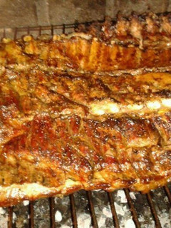 Una foto de Asado a la parrilla de costillar de chancho con salsa oscura agridulce al ajo