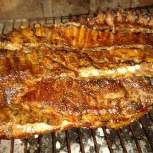 Asado a la parrilla de costillar de chancho con salsa oscura agridulce al ajo