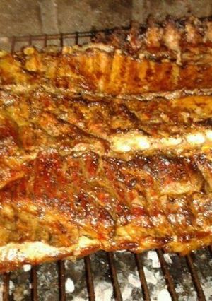 Una foto de Asado a la parrilla de costillar de chancho con salsa oscura agridulce al ajo