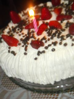 Una foto de Torta postre con frutillas