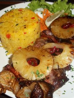 Una foto de Brochettes tropicales con timbal de arroz frito