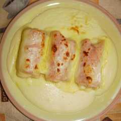 Una foto de Rollos de plátanos y salsa de coco