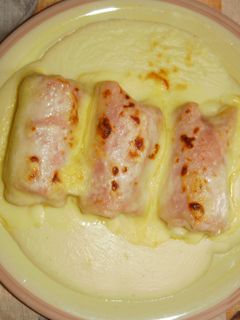 Una foto de Rollos de plátanos y salsa de coco