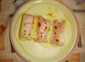Una foto de Rollos de plátanos y salsa de coco