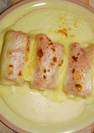 Una foto de Rollos de plátanos y salsa de coco