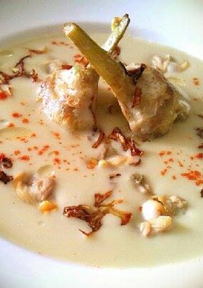 Una foto de Crema de alcachofas con berberechos