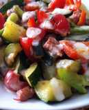 Verduras salteadas sobre cama de puré de patata