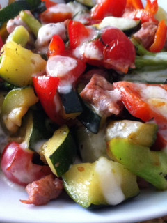 Una foto de Verduras salteadas sobre cama de puré de patata
