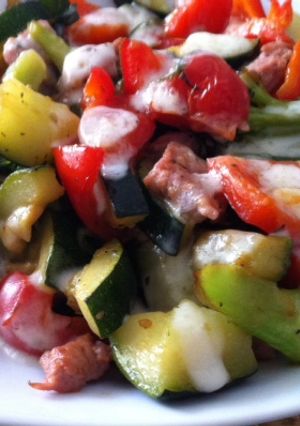 Una foto de Verduras salteadas sobre cama de puré de patata