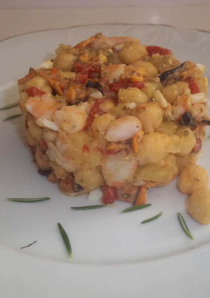 Una foto de Garbanzos y mariscos en molde