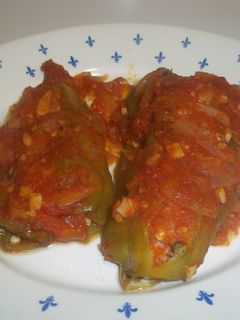 Una foto de Pimientos verdes alargados, rellenos y con salsa