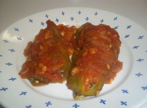 Foto principal de Pimientos verdes alargados, rellenos y con salsa
