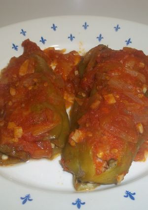 Una foto de Pimientos verdes alargados, rellenos y con salsa
