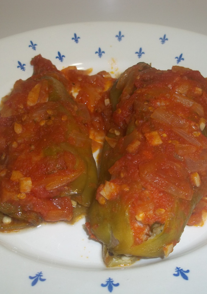 Una foto de Pimientos verdes alargados, rellenos y con salsa