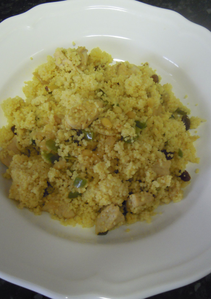 Una foto de Cous cous con pollo