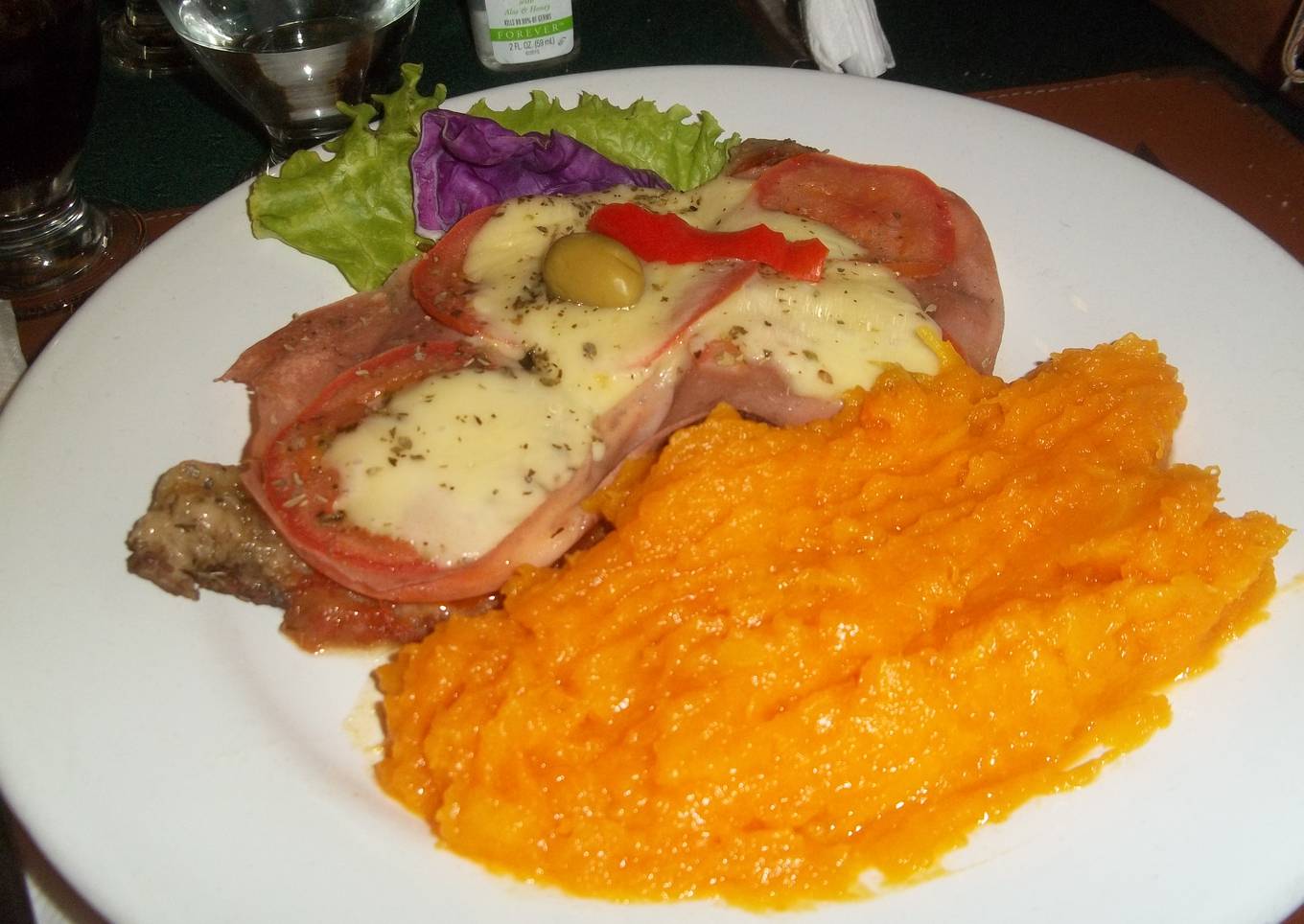 Chuleta de cerdo napolitana con puré de calabaza