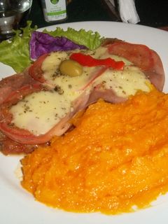 Una foto de Chuleta de cerdo napolitana con puré de calabaza