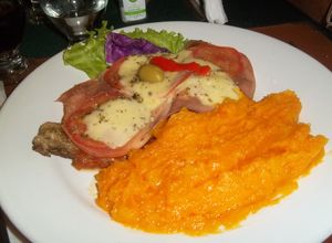 Una foto de Chuleta de cerdo napolitana con puré de calabaza