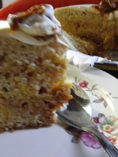 Una foto de Torta rellena de dulce de leche y crema Chantilly armada con flan