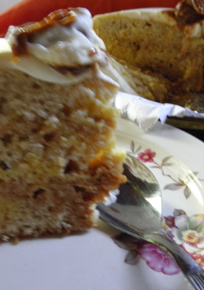 Una foto de Torta rellena de dulce de leche y crema Chantilly armada con flan