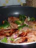 Chuletas de paleta de cerdo en el wok