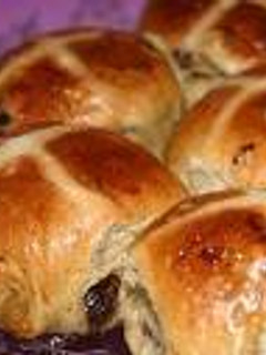 Una foto de Hot Cross buns (pancitos con canela y pasas)
