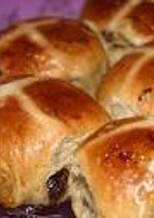 Una foto de Hot Cross buns (pancitos con canela y pasas)