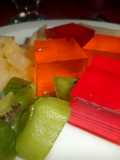 Gelatina moldeada y frutas al plato