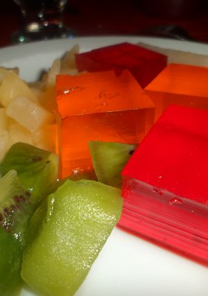 Una foto de Gelatina moldeada y frutas al plato