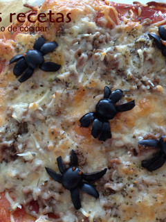 Una foto de Pizza de carne picada con arañas para Halloween