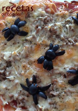 Una foto de Pizza de carne picada con arañas para Halloween