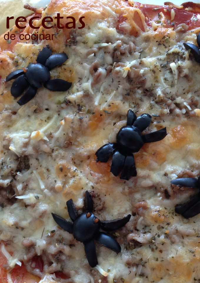 Una foto de Pizza de carne picada con arañas para Halloween