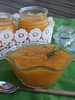 Una foto de Mermelada de ciruelas al aroma de naranja y romero