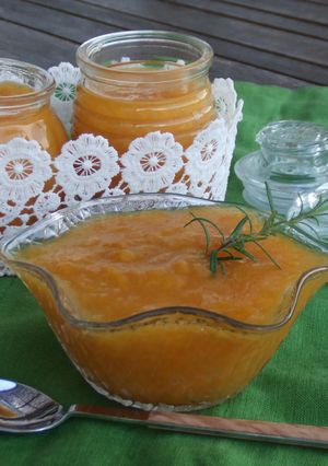 Una foto de Mermelada de ciruelas al aroma de naranja y romero