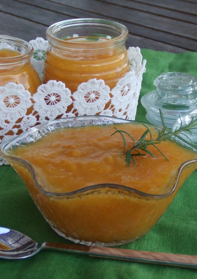 Una foto de Mermelada de ciruelas al aroma de naranja y romero