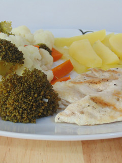 Una foto de Pechuga de pollo con verduras y patatas al vapor