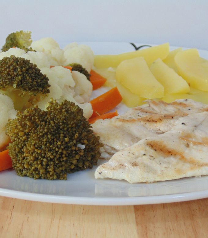 Una foto de Pechuga de pollo con verduras y patatas al vapor