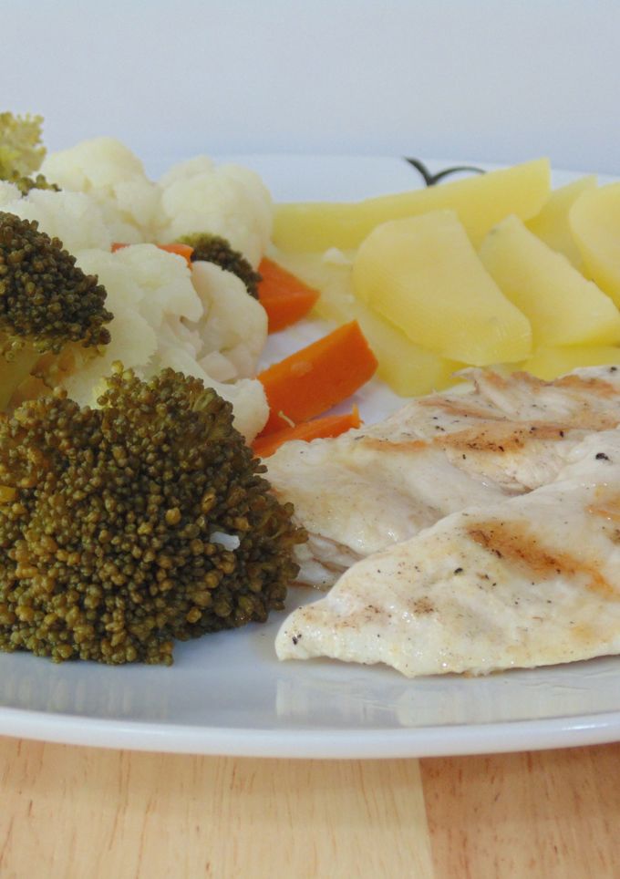 Una foto de Pechuga de pollo con verduras y patatas al vapor