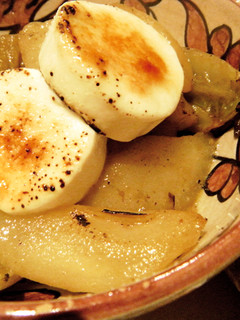 Una foto de Ensalada caliente de endivias, pera y queso de cabra