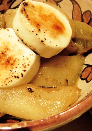 Una foto de Ensalada caliente de endivias, pera y queso de cabra